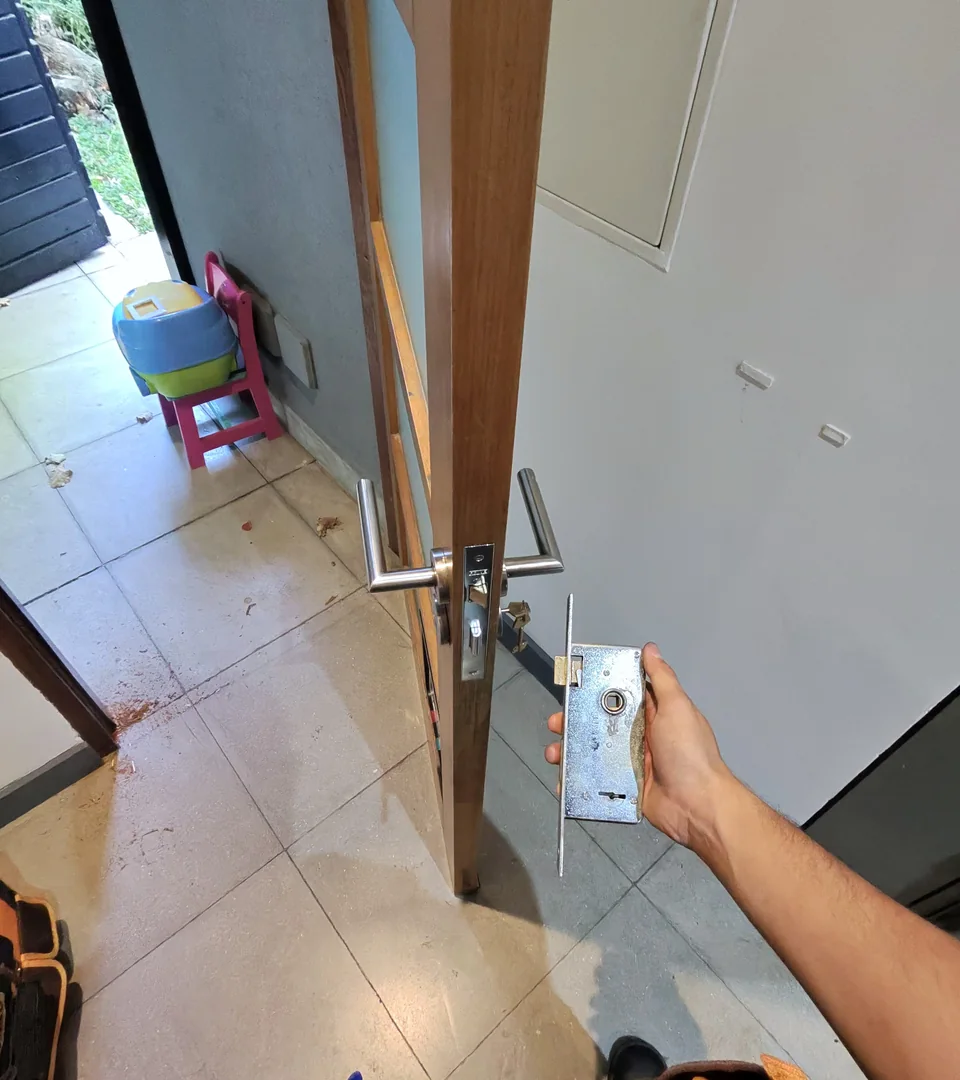 Cerrajero trabajando sobre la cerradura de una puerta