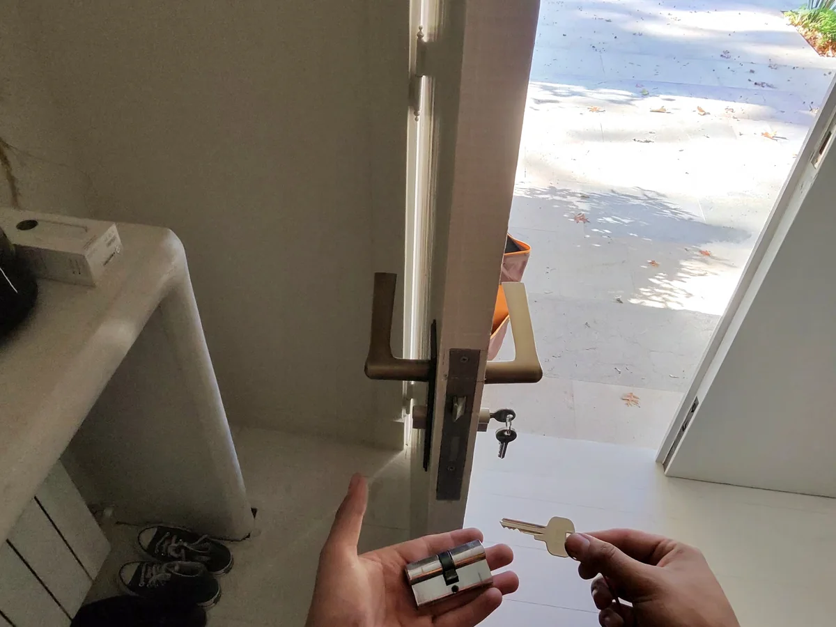 Reparación de una cerradura en una puerta domiciliaria