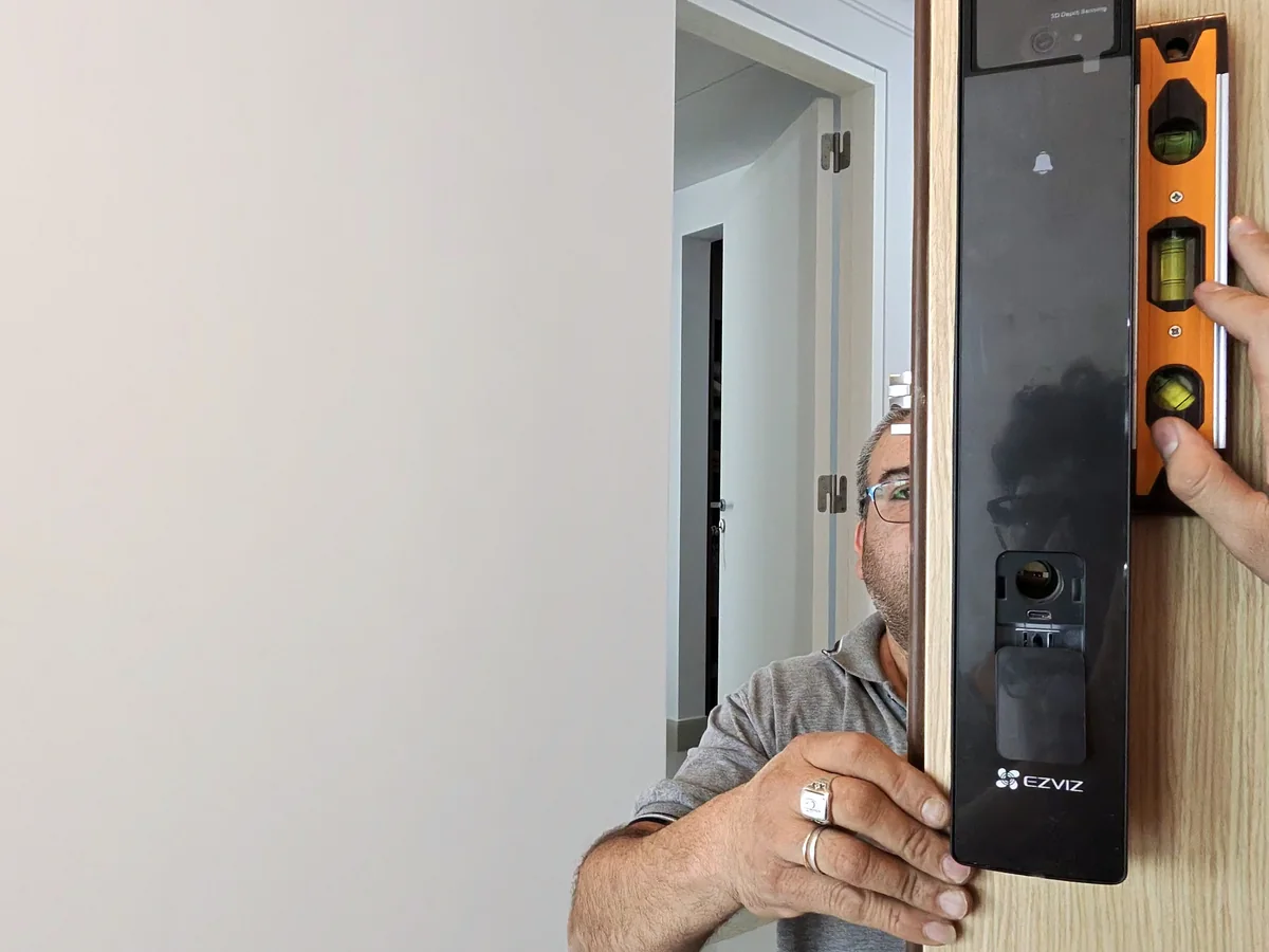 Instalación nivelada de una cerradura digital